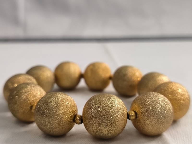 Auffallendes Armband Mit Gebürsteten Gold Perlen Auffallendes Armband Mit Gebürsteten Gold Perlen von KlunkerimBunker