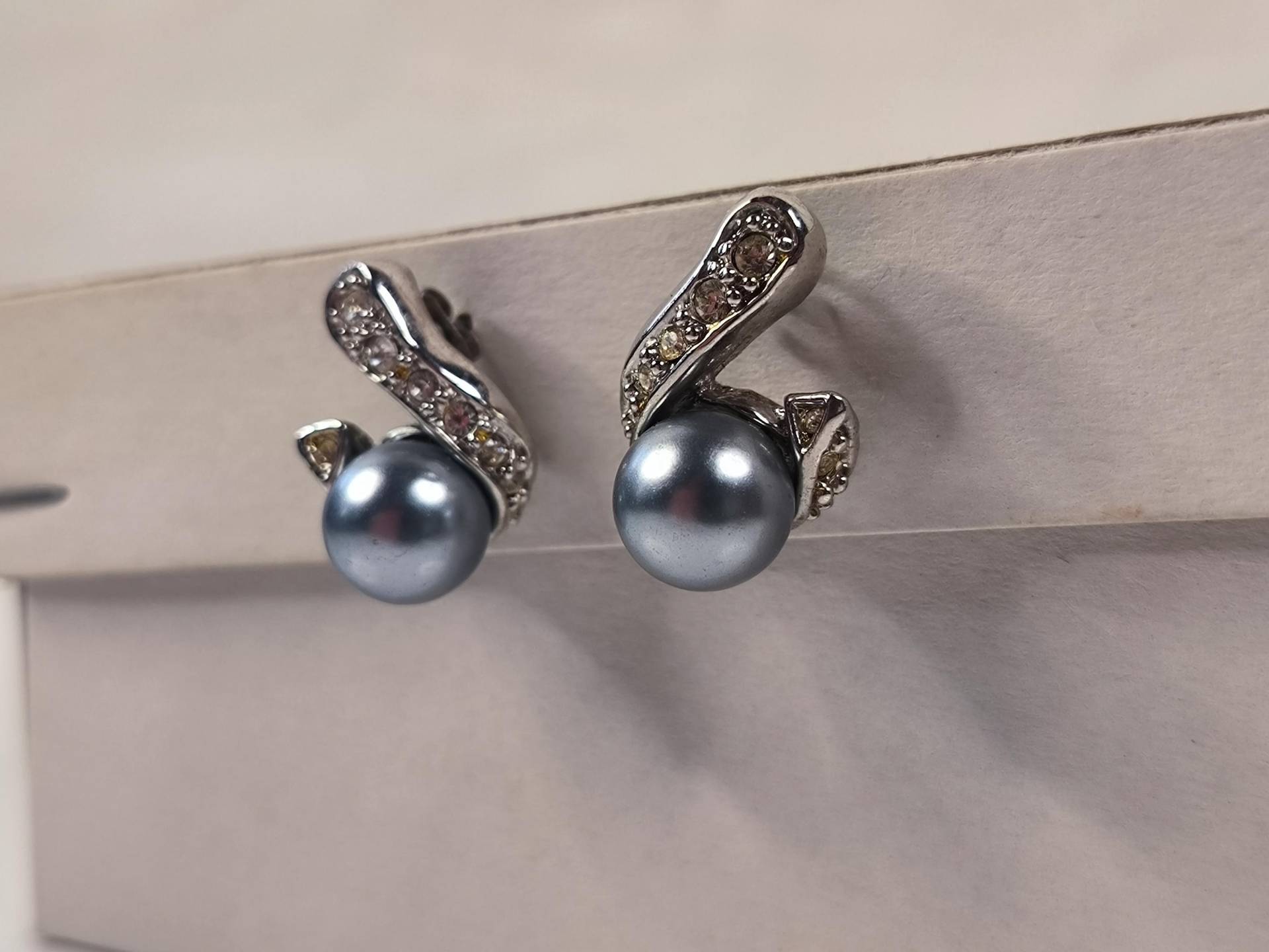 Blau Graue Perle Mit Kleinem Glitzer Stein Stecker in Silber Sehr Schöner Ohrring Blau Graue Perle Mit Kleinem Glitzer Stein Stecker in Silber Sehr Schöner Ohrring von KlunkerimBunker