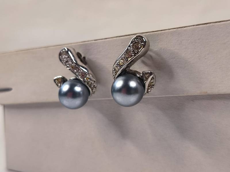 Blau Graue Perle Mit Kleinem Glitzer Stein Stecker in Silber Sehr Schöner Ohrring Blau Graue Perle Mit Kleinem Glitzer Stein Stecker in Silber Sehr Schöner Ohrring von KlunkerimBunker