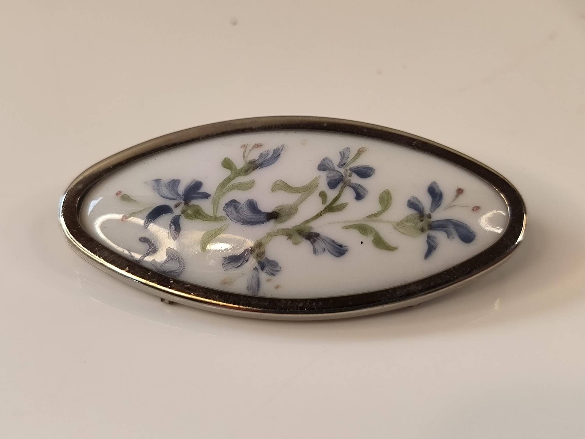 Brosche Porzellan Handbemalt Mit Floralen Motiv Blau Weiß Vergissmeinnicht? Brosche Porzellan Handbemalt Mit Floralen Motiv Blau Weiß Vergissmeinnicht? von KlunkerimBunker