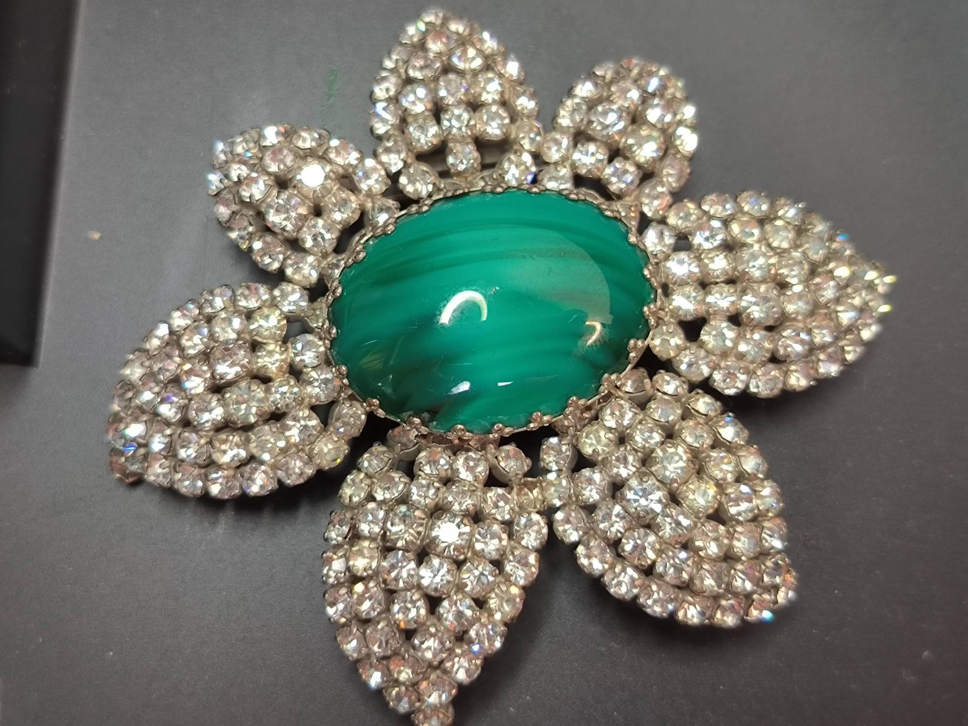 Brosche Xl Strass Blume Mit Grünem Blüten Stempel Wunderschön Florales Stück von KlunkerimBunker