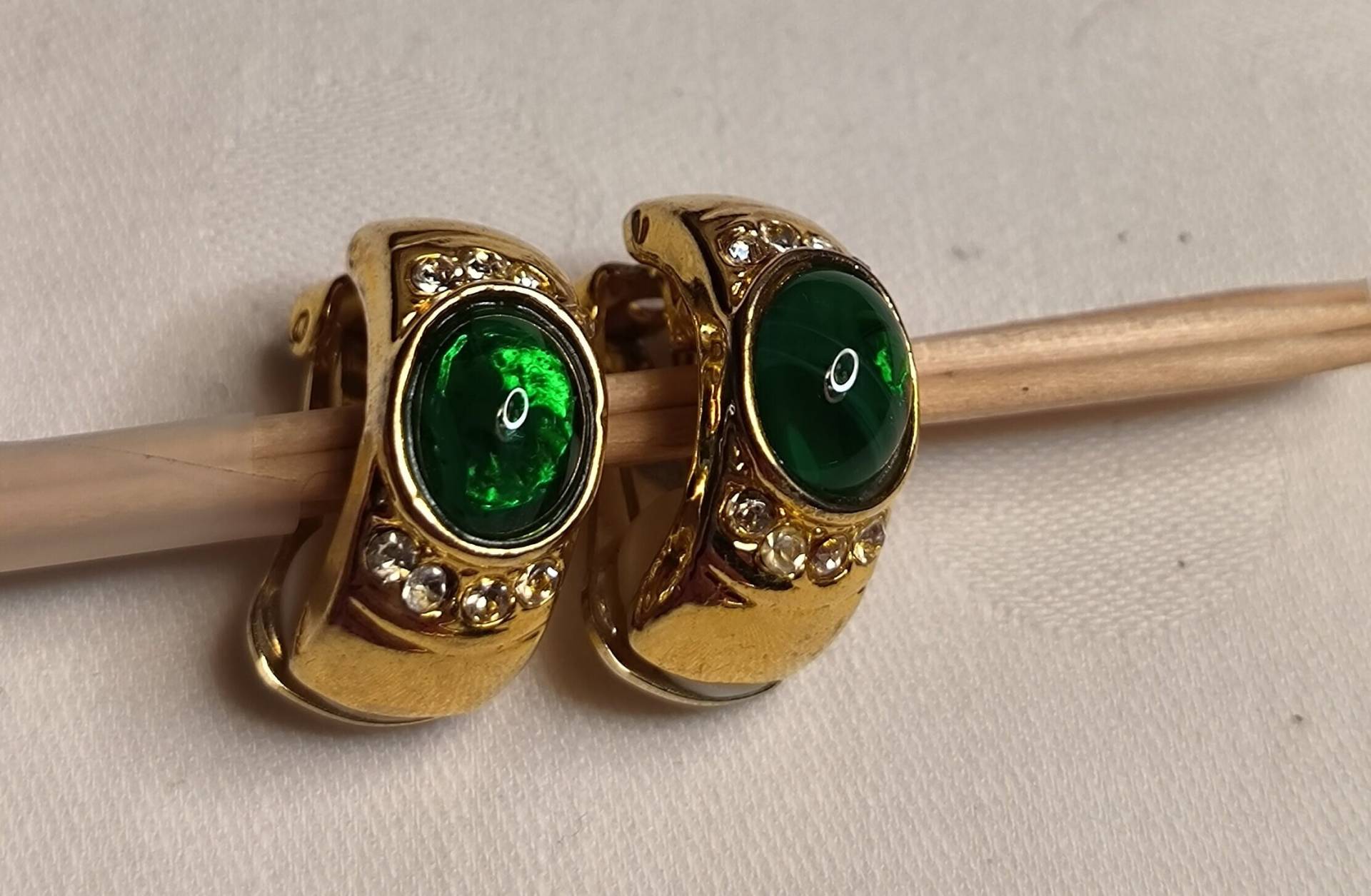 Goldene Clips Mit Grünem Stein Gerahmt Glas Steinen Goldene Clips Mit Grünem Stein Gerahmt Glas Steinen von KlunkerimBunker