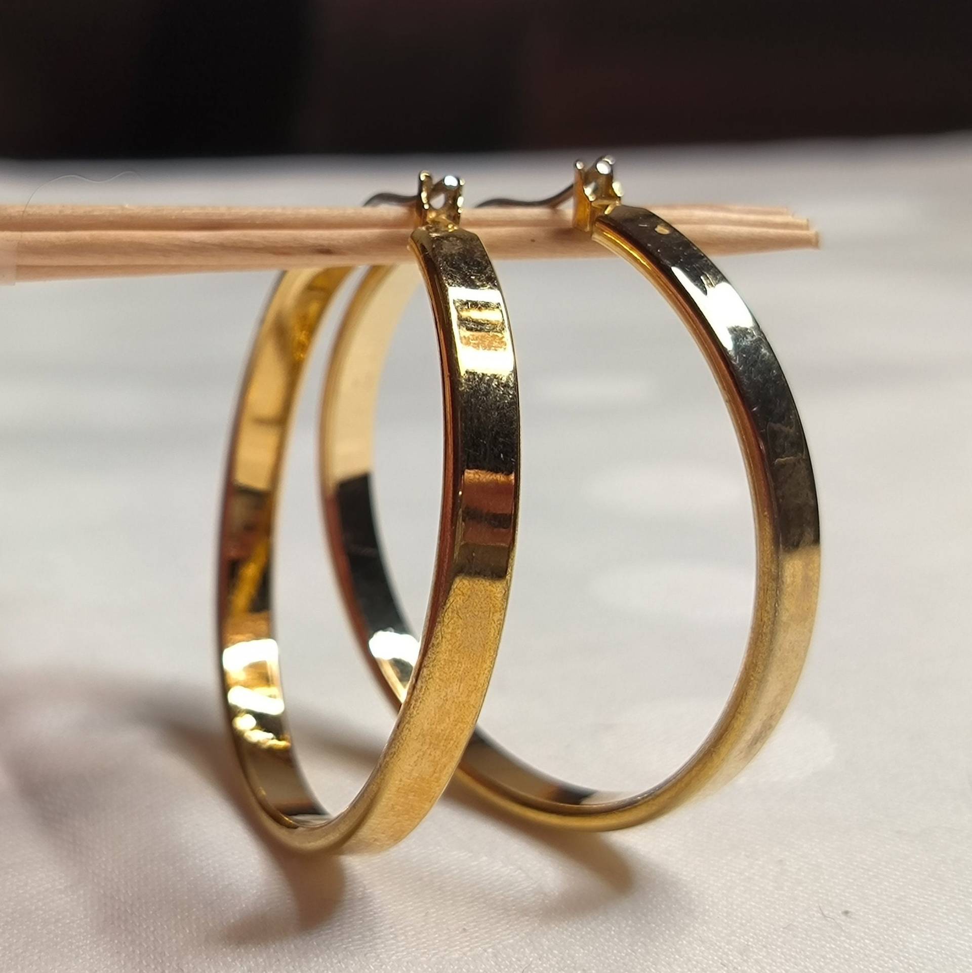 Goldene Creolen Elegant Breit Zum Stecken Wertig Aus Stahl Goldene Creolen Elegant Breit Zum Stecken Wertig Aus Stahl von KlunkerimBunker