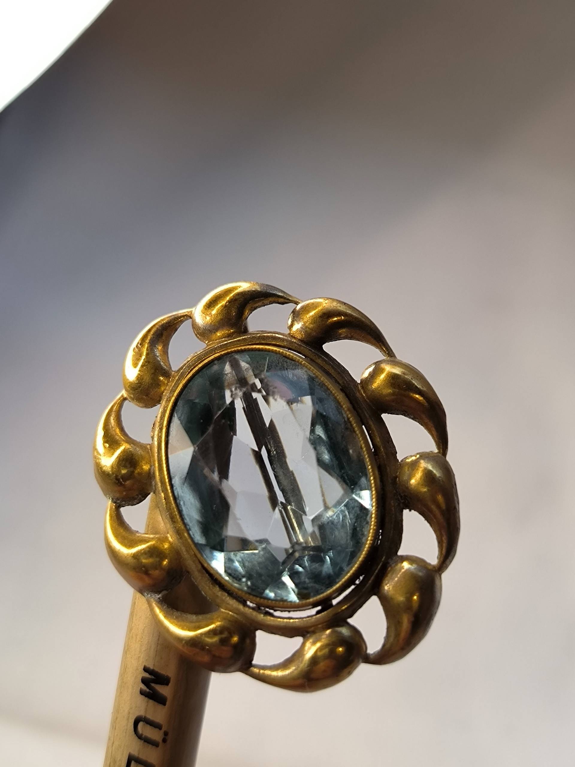 Große Gold Brosche Mit Gerahmten Blauen Stein von KlunkerimBunker