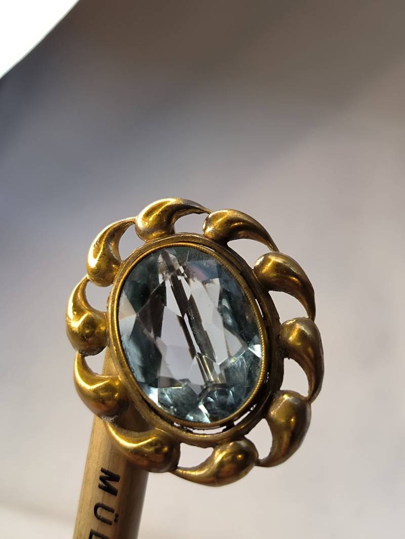Große Gold Brosche Mit Gerahmten Blauen Stein von KlunkerimBunker