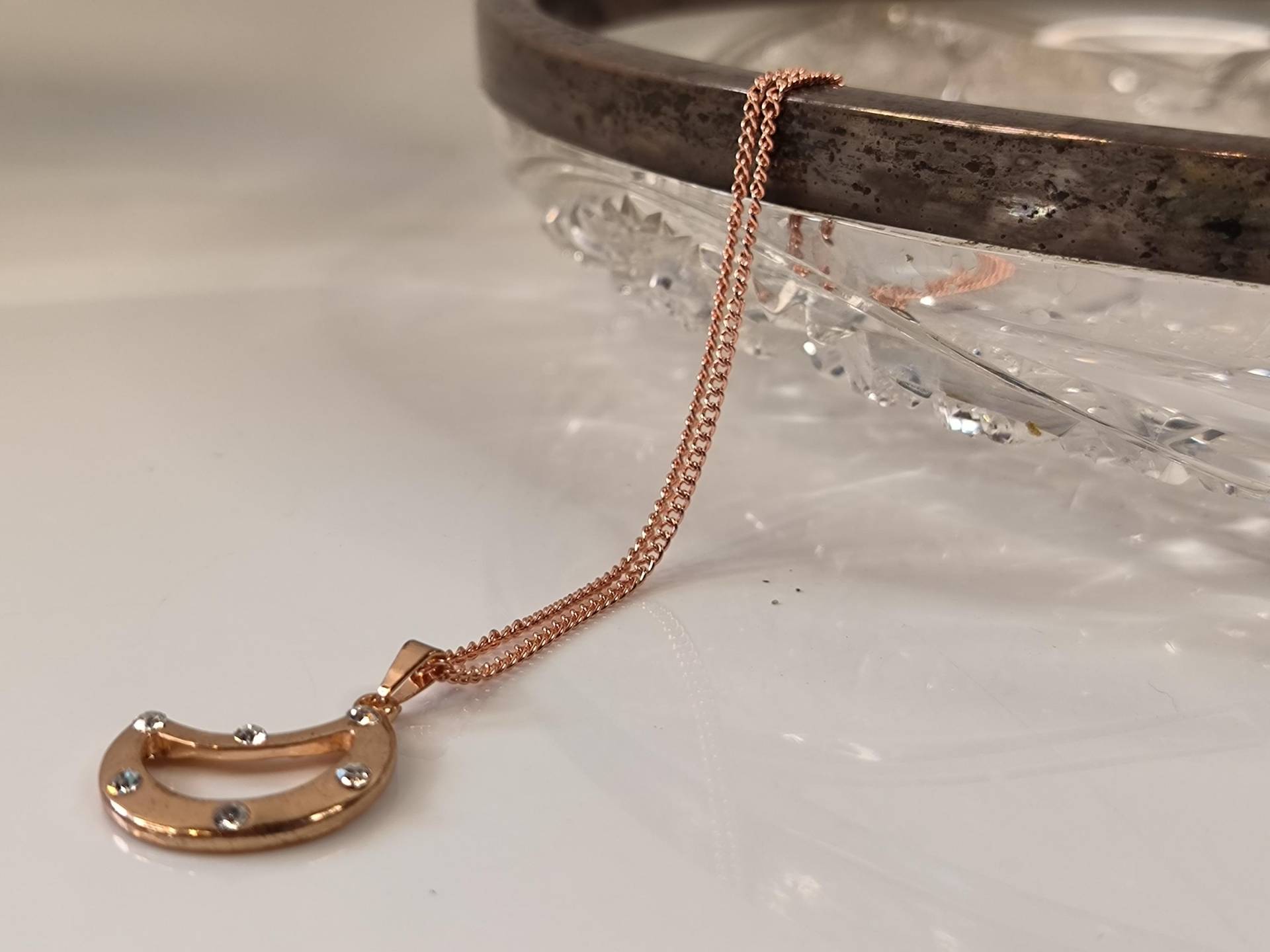 Hals Kette Rose Gold Mit Anhänger Halbmond Glasbesatz Hals Kette Rose Gold Mit Anhänger Halbmond Glasbesatz von KlunkerimBunker