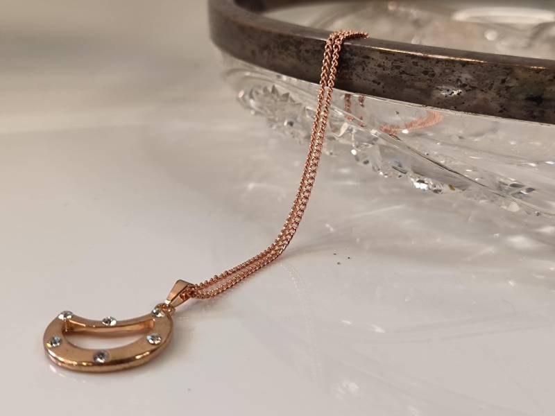 Hals Kette Rose Gold Mit Anhänger Halbmond Glasbesatz Hals Kette Rose Gold Mit Anhänger Halbmond Glasbesatz von KlunkerimBunker