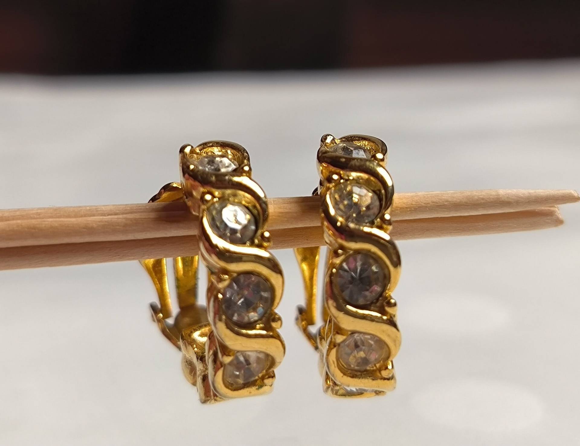 Kleine Creolen in Gold Clip Mit Glas Steinen Eingedreht Kleine Creolen in Gold Clip Mit Glas Steinen Eingedreht von KlunkerimBunker