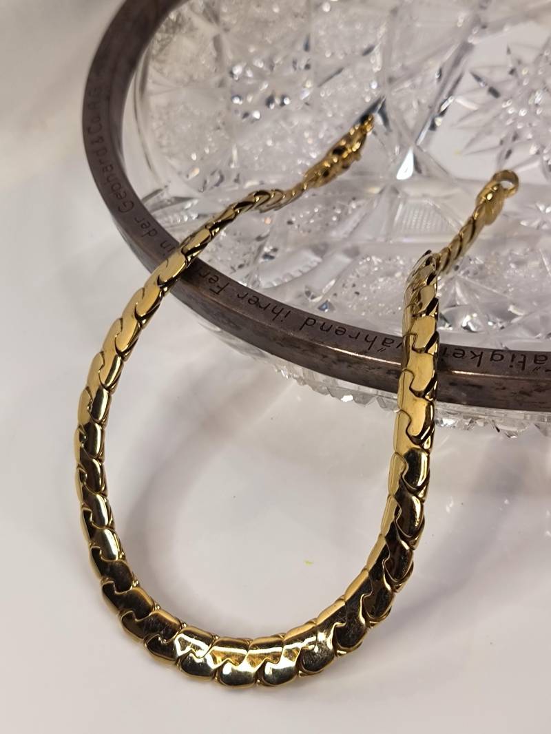 Kurze Goldkette Massiv Sehr Hochwertig Gliederschmuck Mit Großer Schließe Statement Kette Durch Die Breite Kurze Goldkette Massiv Sehr Hochwertig Gliederschmuck Mit Großer Schließe Statement Kette Durch Die Breite von KlunkerimBunker