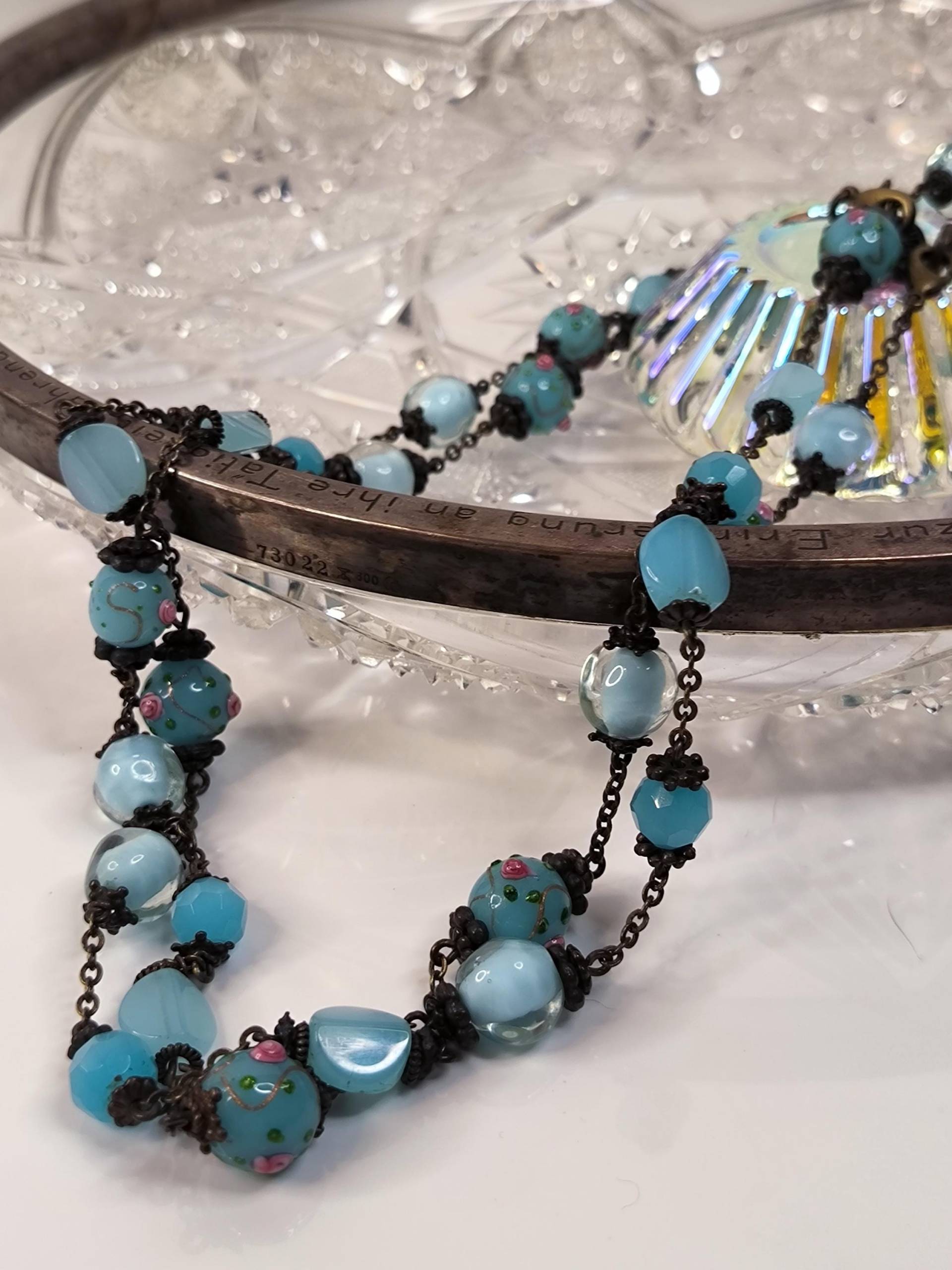 Lange Kette Mit Hellblauen Glasperlen Romantisch Verspielt Kann Auch Als Handykette Genutzt Werden 2 Verschlüsse Glasspiel 1, 10 Meter Lang Lange Kette Mit Hellblauen Glasperlen Romantisch Verspielt Kann Auch Als Handykette Genutzt Werden 2 Verschlüsse Glasspiel 1, 10 Meter Lang von KlunkerimBunker