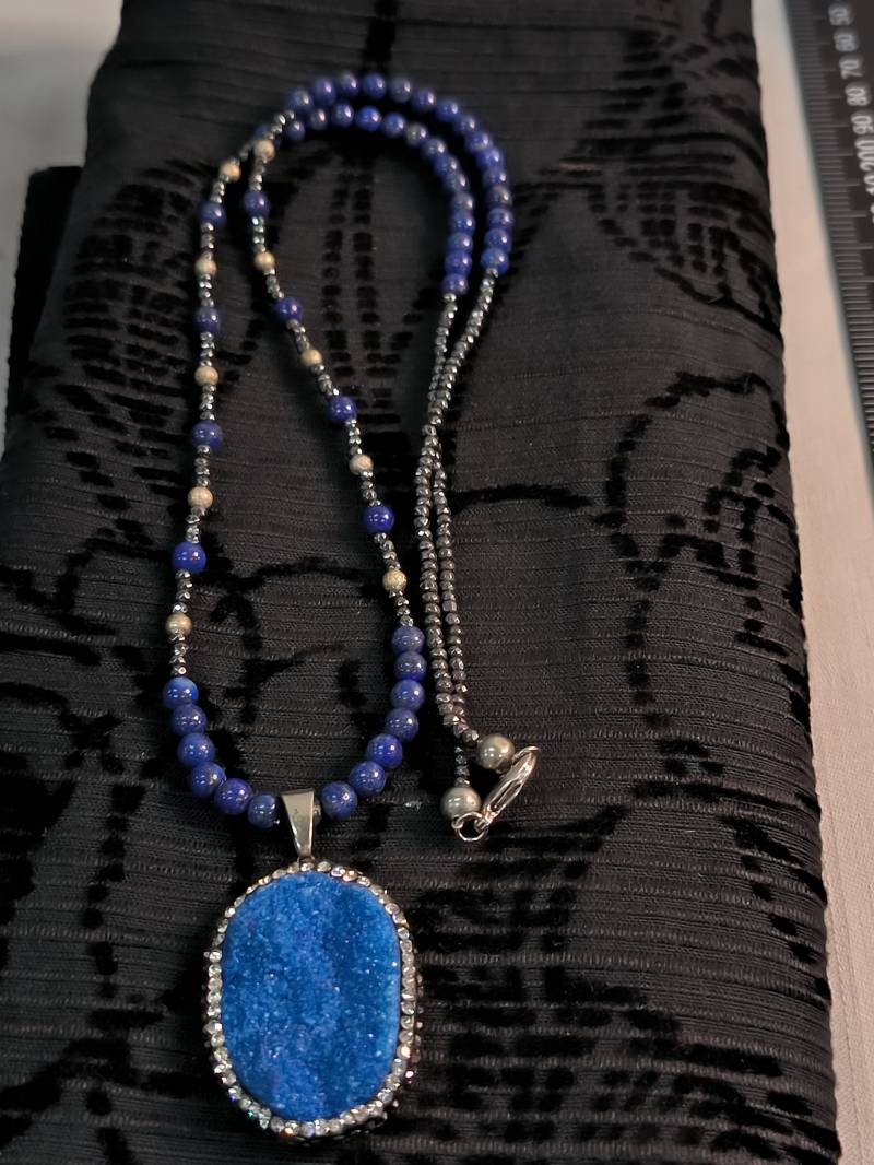 Lange Lapislazuli Kette Mit Großem Anhänger Lange Lapislazuli Kette Mit Großem Anhänger von KlunkerimBunker