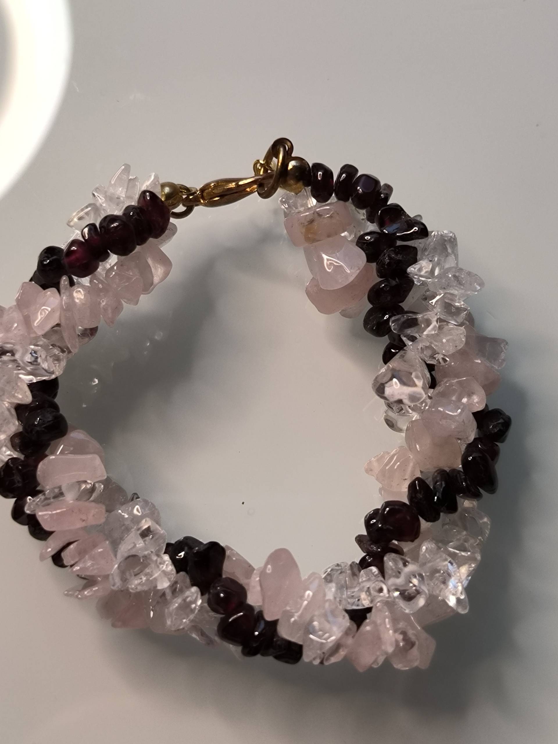 Lila Rhodolit/Granat Rosa Rosenquarz Weiße Bergkristall Splitter Steine 3 Armbänder Ineinander Gedreht Verstellbar Lila Rhodolit/Granat Rosa Rosenquarz Weiße Bergkristall Splitter Steine 3 Armbänder Ineinander Gedreht Verstellbar von KlunkerimBunker