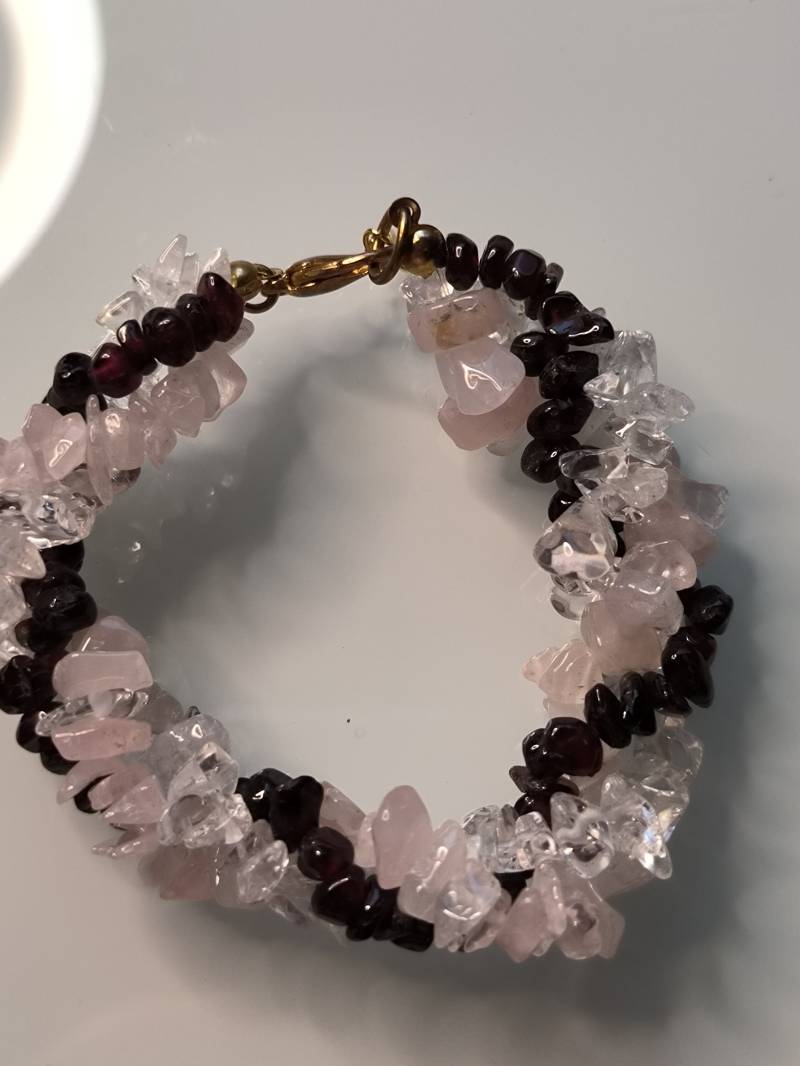 Lila Rhodolit/Granat Rosa Rosenquarz Weiße Bergkristall Splitter Steine 3 Armbänder Ineinander Gedreht Verstellbar Lila Rhodolit/Granat Rosa Rosenquarz Weiße Bergkristall Splitter Steine 3 Armbänder Ineinander Gedreht Verstellbar von KlunkerimBunker
