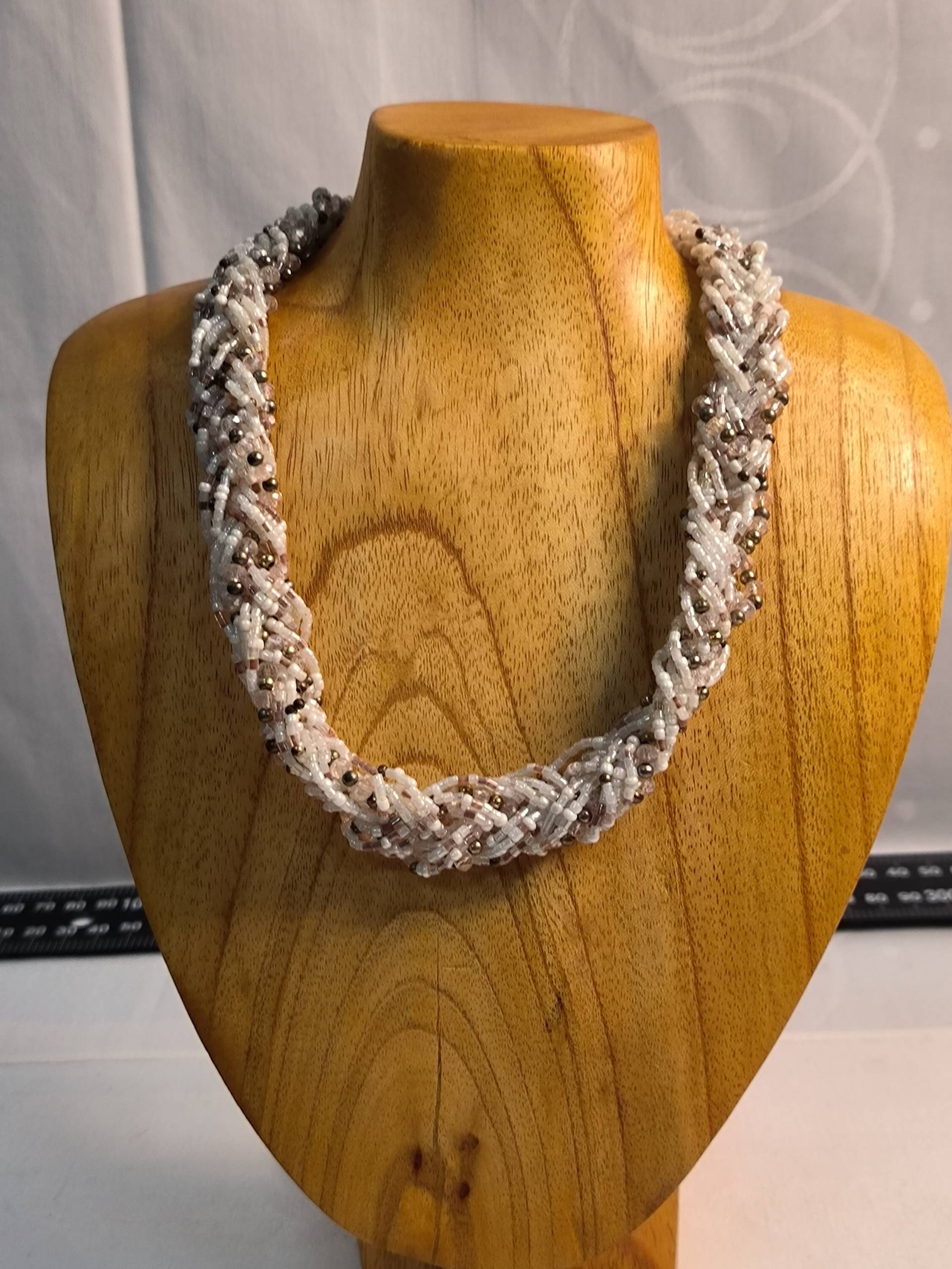 Mehrreihige Gedrehte Kette Weiß Und Beige Mehrreihige Gedrehte Kette Weiß Und Beige von KlunkerimBunker