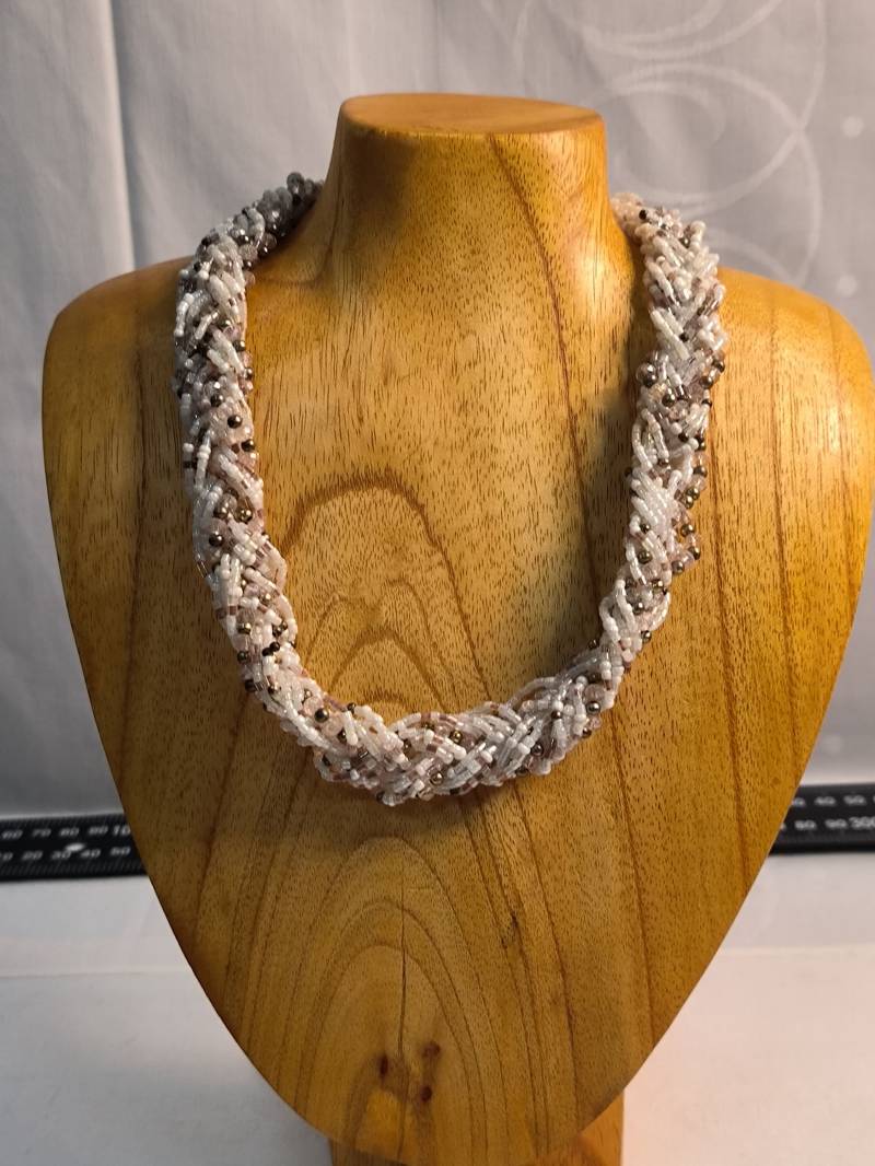 Mehrreihige Gedrehte Kette Weiß Und Beige Mehrreihige Gedrehte Kette Weiß Und Beige von KlunkerimBunker