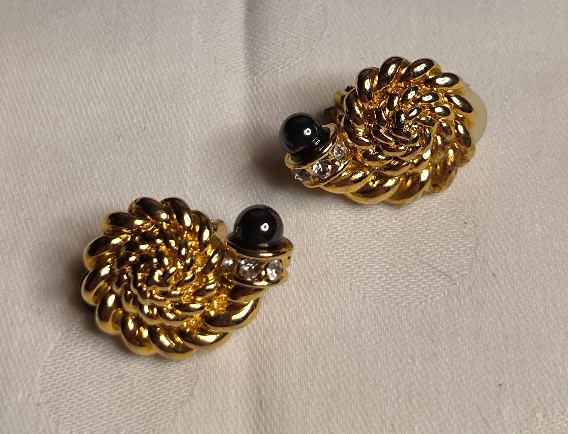 Ohrclip Gedrehte Kordel Mit Grauer Perle Und Glitzer Steine Gold Elegant Ohrclip Gedrehte Kordel Mit Grauer Perle Und Glitzer Steine Gold Elegant von KlunkerimBunker