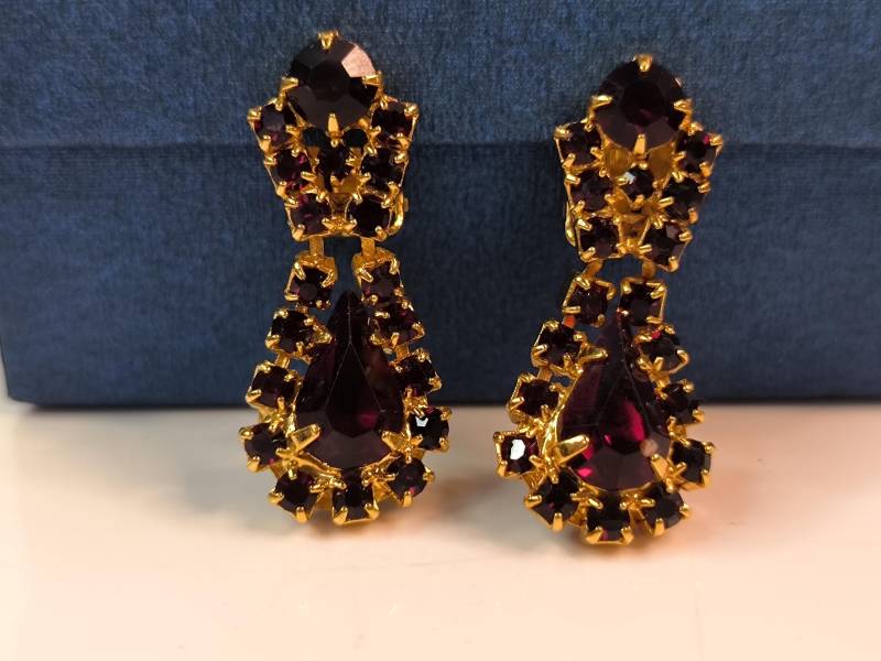 Ohrring Clip Mit Dunkel Roten Glas Steinen Goldfassung von KlunkerimBunker