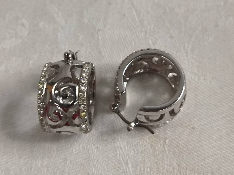 Ohrringe Kleine Creolen in Silber Mit Steinen Ohrringe Kleine Creolen in Silber Mit Steinen von KlunkerimBunker