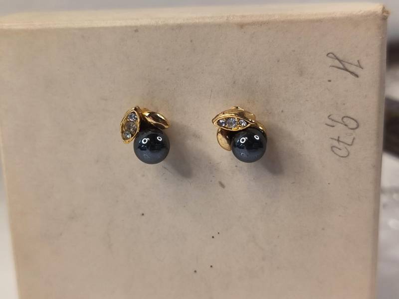 Ohrringe Stecker Mit Goldblättern Steinen Besetzt Und Einer Anthrazite Farbende Perle Sehr Elegant Edel von KlunkerimBunker