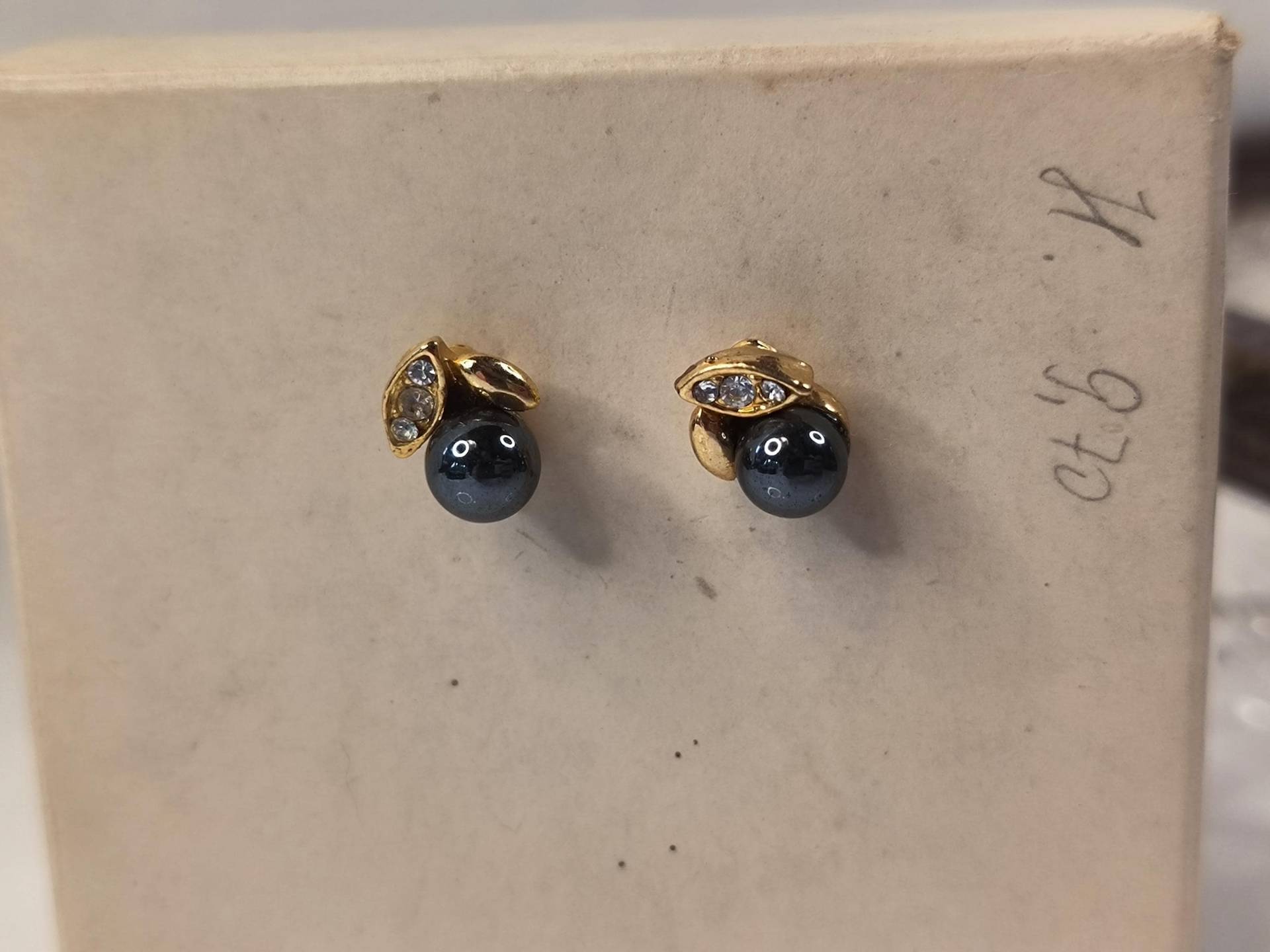 Ohrringe Stecker Mit Goldblättern Steinen Besetzt Und Einer Anthrazite Farbende Perle Sehr Elegant Edel Ohrringe Stecker Mit Goldblättern Steinen Besetzt Und Einer Anthrazite Farbende Perle Sehr Elegant Edel von KlunkerimBunker