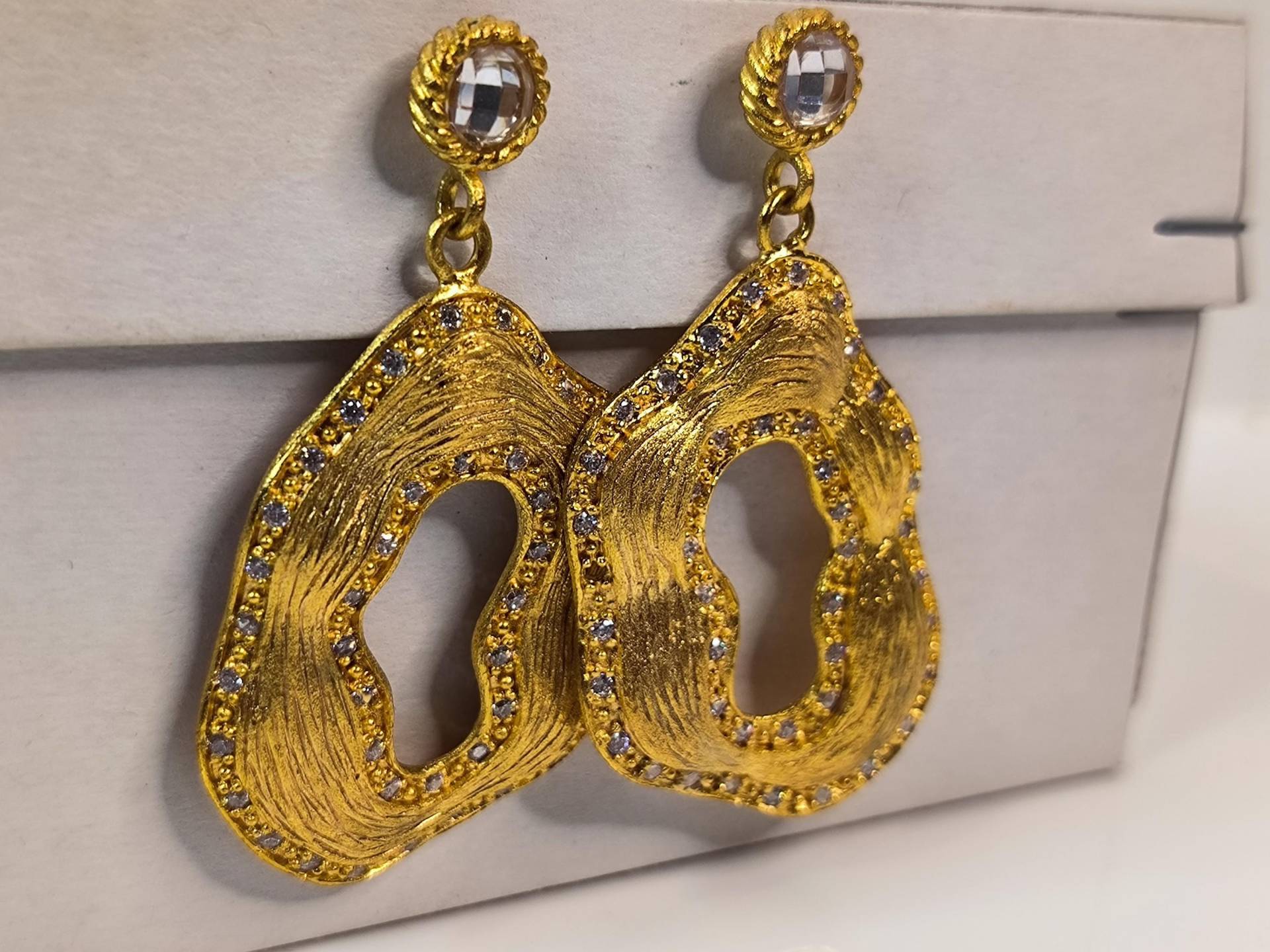 Ohrringe in Gold Fliesend Mit Kleinen Glitzer Steinen Ohrringe in Gold Fliesend Mit Kleinen Glitzer Steinen von KlunkerimBunker