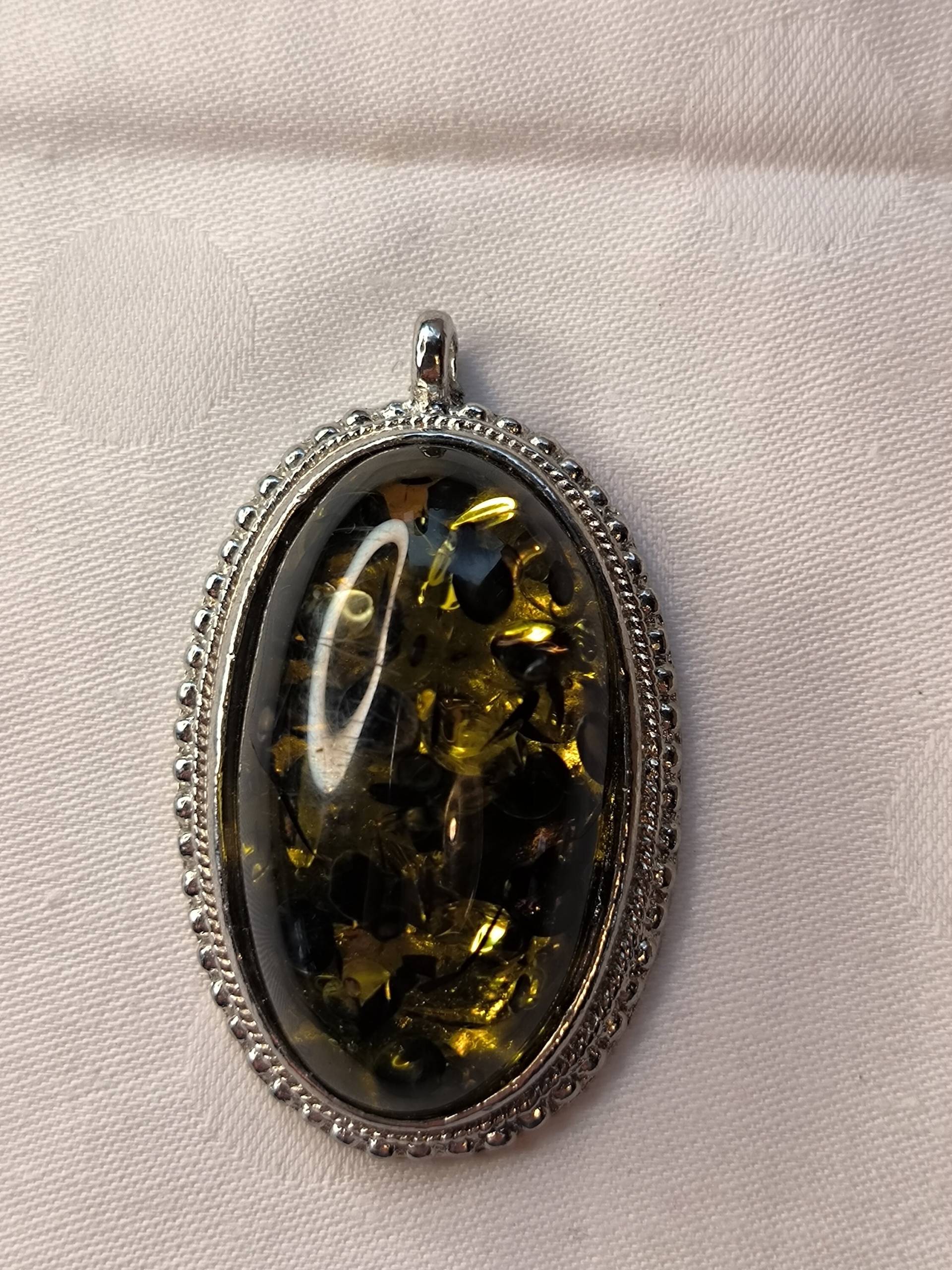 Sehr Großer Bernstein Anhänger in Grün Silber Fassung Tolle Farbe Sehr Großer Bernstein Anhänger in Grün Silber Fassung Tolle Farbe von KlunkerimBunker