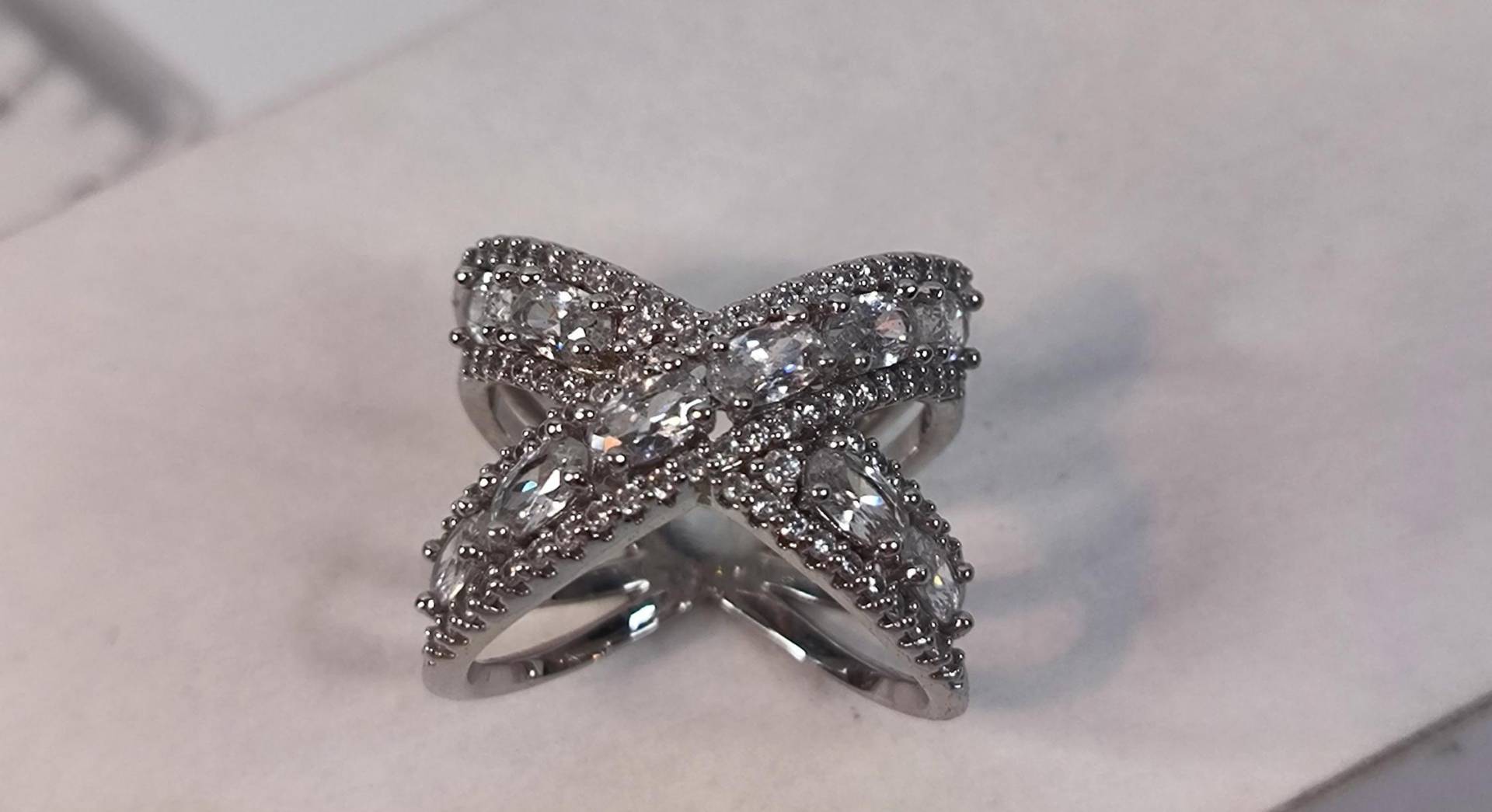 Silber Ring Über Kreuz Mit Glitzer Steinen Schleife Silber Ring Über Kreuz Mit Glitzer Steinen Schleife von KlunkerimBunker