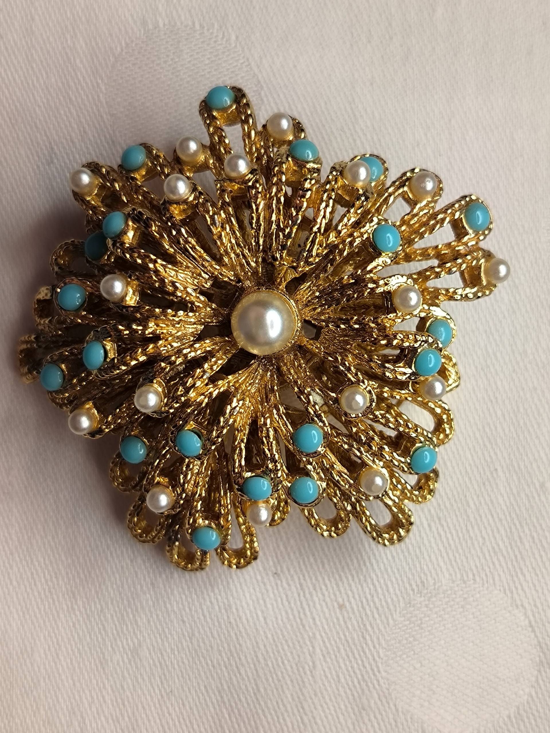 Vintage Brosche 1970 Türkise Perlen Mit Kleine Weißen Gefasst in Gold Schleifen von KlunkerimBunker