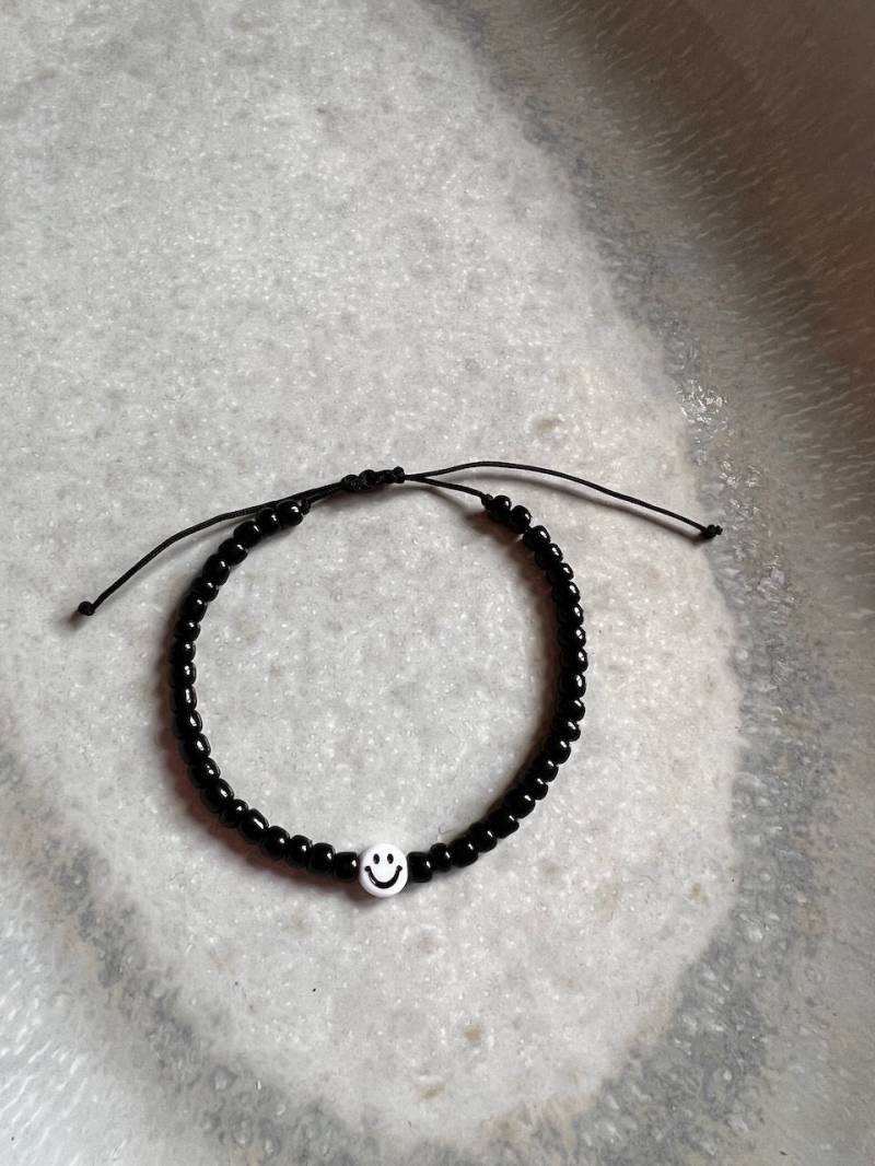 Smile Schlichtes Smiley Perlenarmband, Schwarz Weiß Armband, Männer Armband Smiley, Unisex Schwarzes von Klunkerstudio