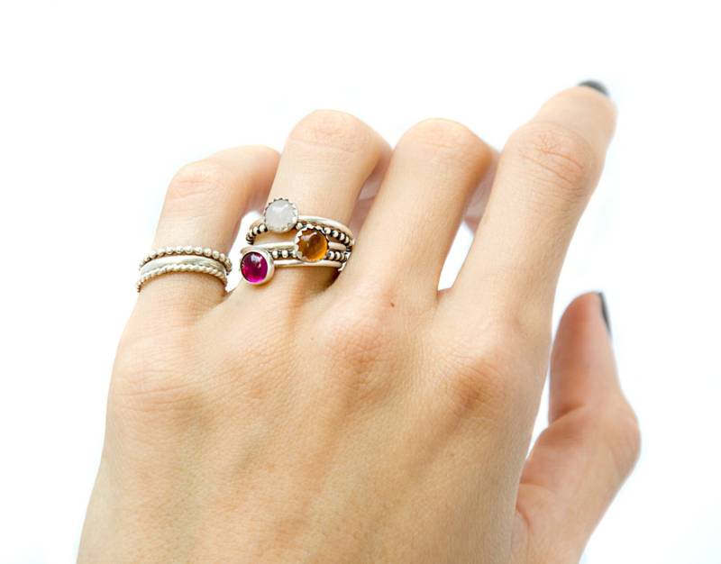 Kleiner Edelstein Stapelring Kleiner Edelstein Stapelring von KlyneJewelry