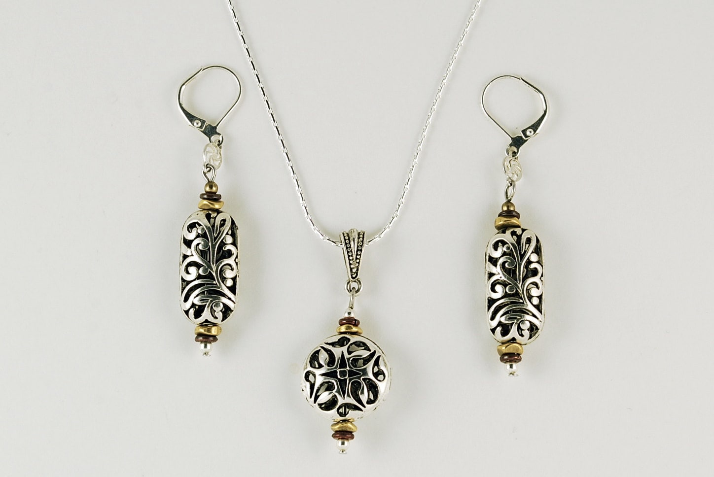 Gemischt Metall, Set Silber Ohrringe Und Anhänger/Halskette Komplizierte Perlen Design Geschenk Für Muttertag, Lehrer, Firmenfeiern Etc Gemischt Metall, Set Silber Ohrringe Und Anhänger/Halskette Komplizierte Perlen Design Geschenk Für Muttertag, Lehrer, Firmenfeiern Etc von KmKDesignsPC