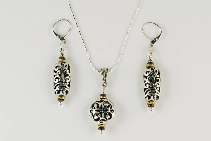 Gemischt Metall, Set Silber Ohrringe Und Anhänger/Halskette Komplizierte Perlen Design Geschenk Für Muttertag, Lehrer, Firmenfeiern Etc Gemischt Metall, Set Silber Ohrringe Und Anhänger/Halskette Komplizierte Perlen Design Geschenk Für Muttertag, Lehrer, Firmenfeiern Etc von KmKDesignsPC