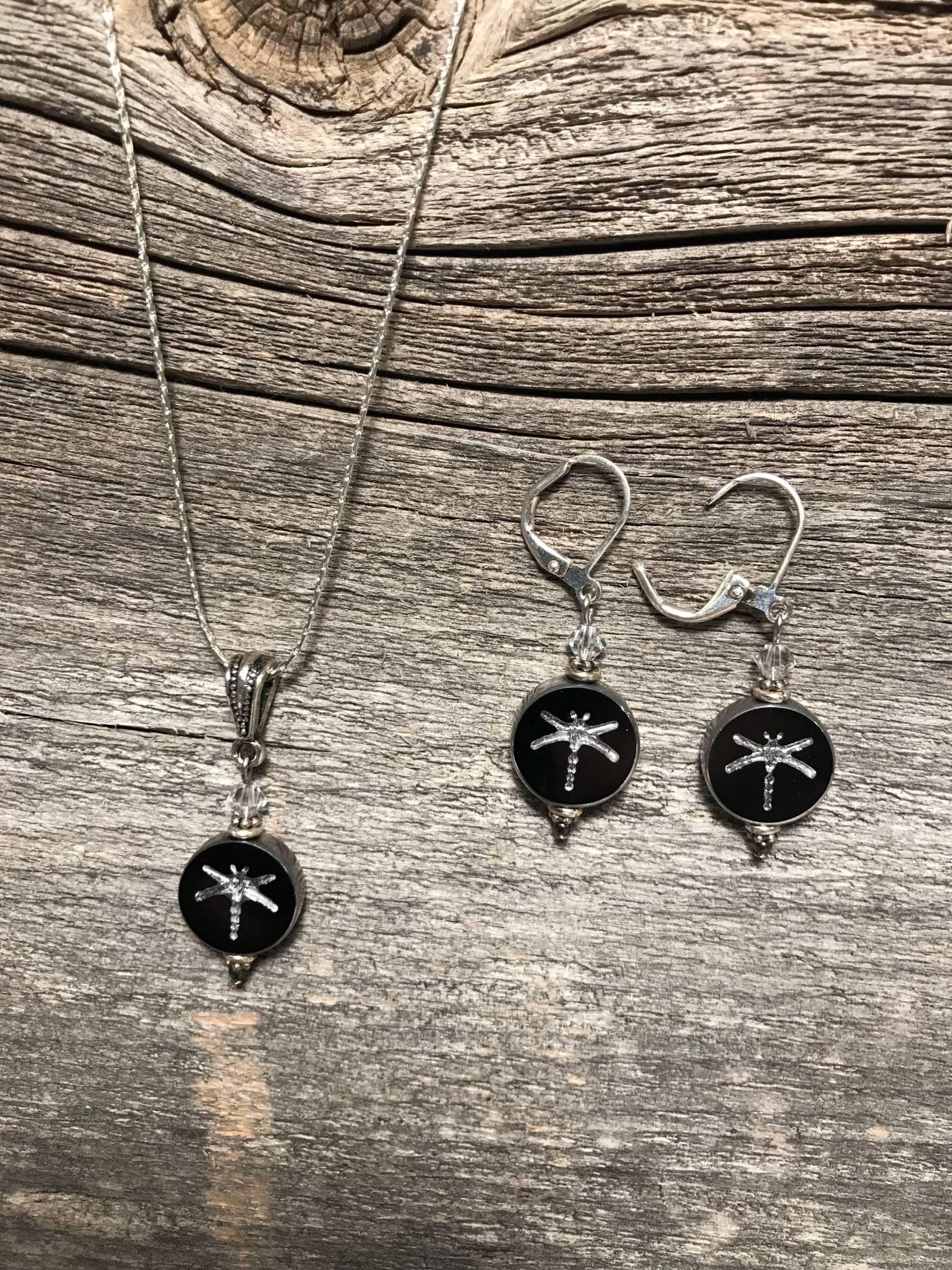 Libelle Ohrringe Und Halskette Anhänger-Schöne Schwarz Silber Runde Elegante Ohrringe Libelle Ohrringe Und Halskette Anhänger-Schöne Schwarz Silber Runde Elegante Ohrringe von KmKDesignsPC