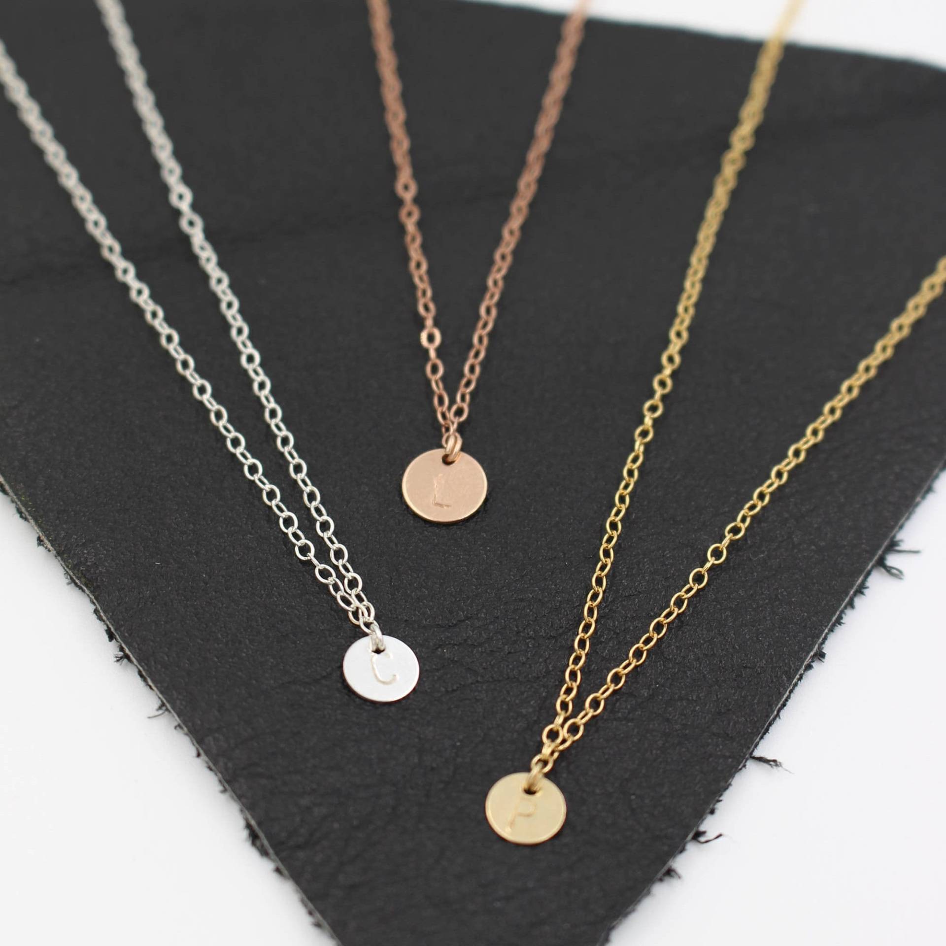 Kreis Plättchen Initial // Individualisierbar - Kleine Personalisierte Charm Halskette 14K Gold-Filled, Sterling Silber, Roségold-Filled Kreis Plättchen Initial // Individualisierbar - Kleine Personalisierte Charm Halskette 14K Gold-Filled, Sterling Silber, Roségold-Filled von KmichaelStyle