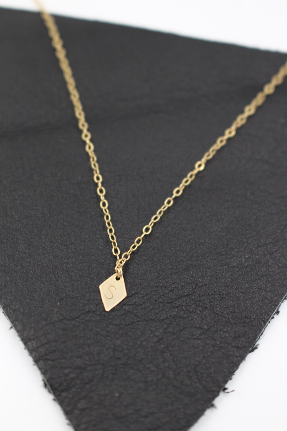 Mini Gold Diamant Initial Halskette // Personalisierte - Winzig Buchstabe Diamant Charm Zarte Gold Layering Mini Gold Diamant Initial Halskette // Personalisierte - Winzig Buchstabe Diamant Charm Zarte Gold Layering von KmichaelStyle