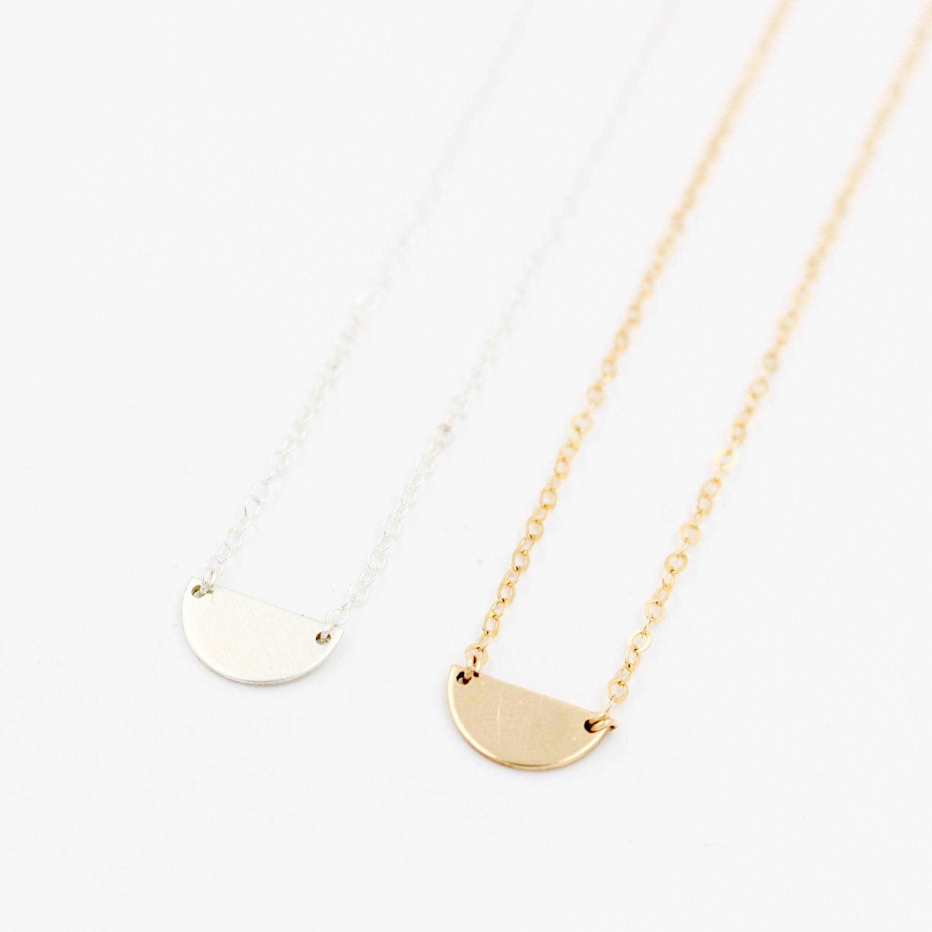 Mini Moon Necklace/Halbmond Charme - Halbkreis Kleine Anhänger Zierliche Schichtung Halskette Winzig Gold Gefüllt Sterling Silber Mini Moon Necklace/Halbmond Charme - Halbkreis Kleine Anhänger Zierliche Schichtung Halskette Winzig Gold Gefüllt Sterling Silber von KmichaelStyle