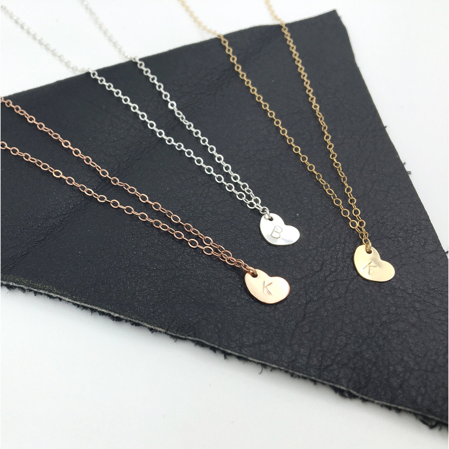 Personalisierte Herz Initial Kette // Zierliche Gold, Silber, Rosegold Charm Halskette - Personalisierbar Zarte Layering Minimal Personalisierte Herz Initial Kette // Zierliche Gold, Silber, Rosegold Charm Halskette - Personalisierbar Zarte Layering Minimal von KmichaelStyle