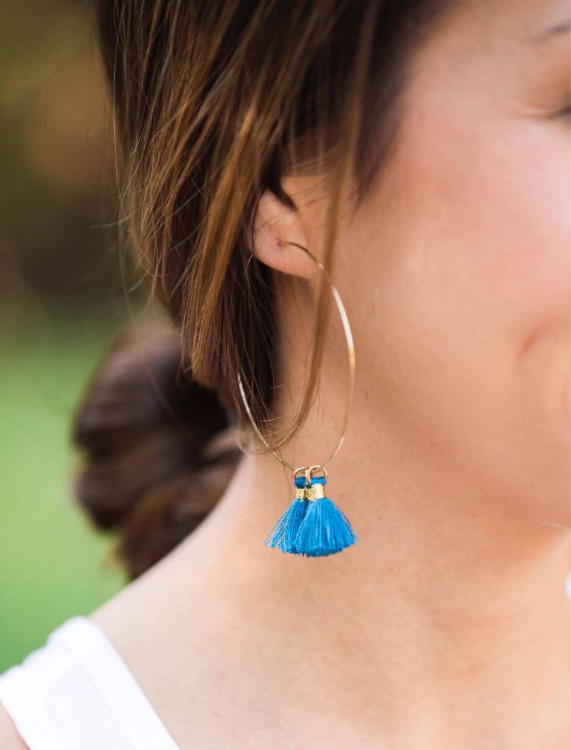 Quaste Creolen/Quaste Statement Ohrringe - Zierliche Gold Filled, Sterlingsilber Licht Gehämmert Reifen 2, 5 Zoll, 2 Zoll Quaste Creolen/Quaste Statement Ohrringe - Zierliche Gold Filled, Sterlingsilber Licht Gehämmert Reifen 2, 5 Zoll, 2 Zoll von KmichaelStyle