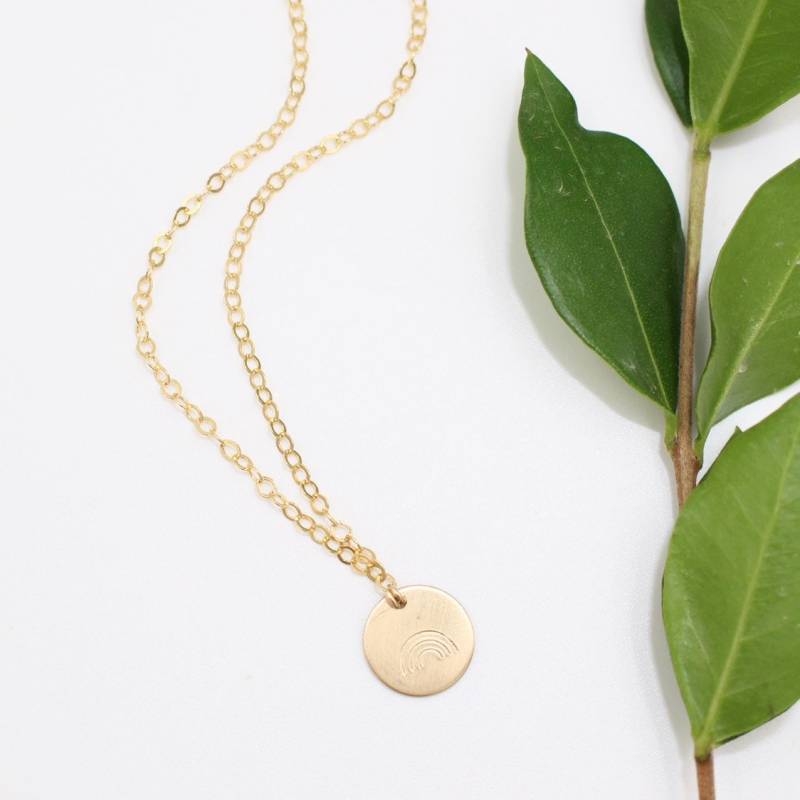Regenbogen Charm Halskette // Gold Regenbogen Halskette - Kleine Stempel Geätzter Zierliche Layering Custom von KmichaelStyle