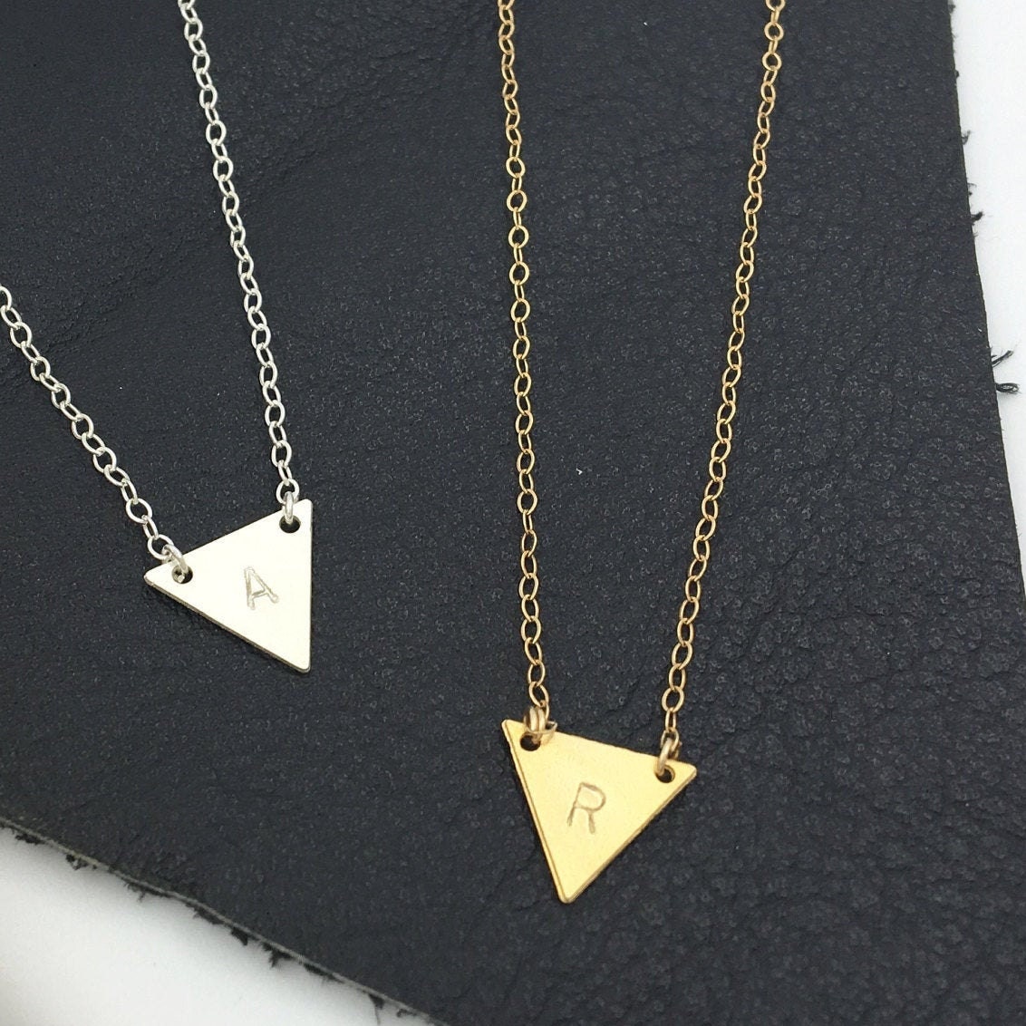 Triangle Initial Necklace ///Kleine Handgestempelt Gold Oder Silber Dreieck Brief Halskette - Personalisierte Geschenk Benutzerdefinierte Triangle Initial Necklace ///Kleine Handgestempelt Gold Oder Silber Dreieck Brief Halskette - Personalisierte Geschenk Benutzerdefinierte von KmichaelStyle