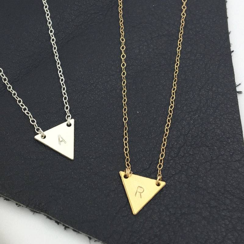 Triangle Initial Necklace ///Kleine Handgestempelt Gold Oder Silber Dreieck Brief Halskette - Personalisierte Geschenk Benutzerdefinierte Triangle Initial Necklace ///Kleine Handgestempelt Gold Oder Silber Dreieck Brief Halskette - Personalisierte Geschenk Benutzerdefinierte von KmichaelStyle
