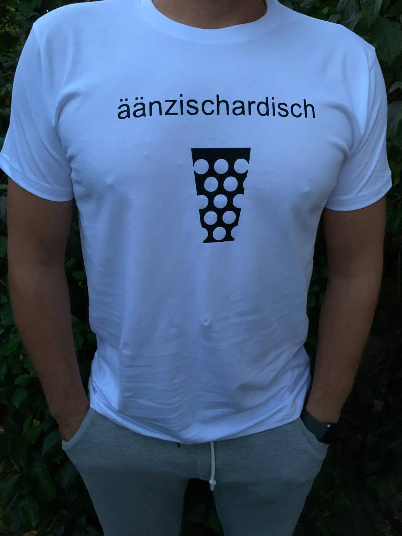 T-Shirt Mit Verschiedene Dubbe Sprüche Hier Äänzischardisch T-Shirt Mit Verschiedene Dubbe Sprüche Hier Äänzischardisch von Knaulyde