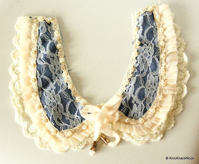 Blaues Denim-Spitzenapplikationen Kragen Perle & Bogen Detail von KnicKnackNook