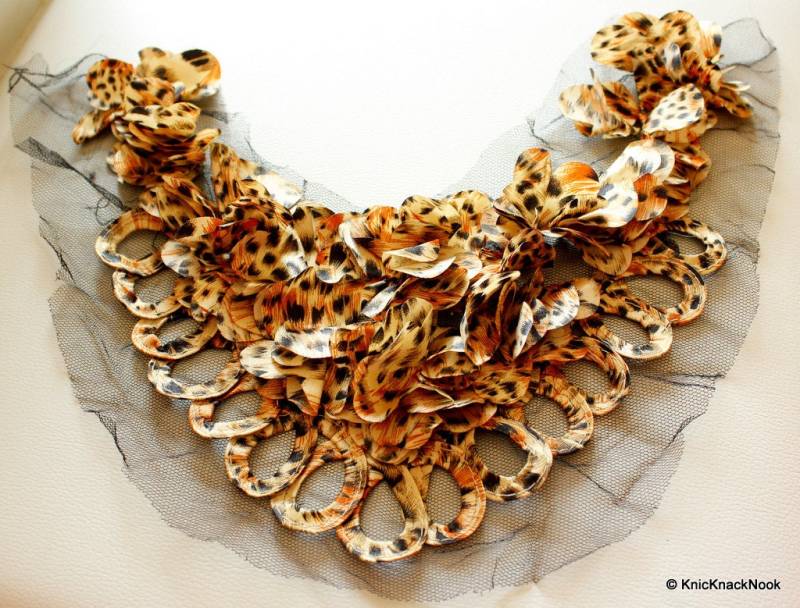 Braun Und Schwarz Leopard Print Satin Stoff Hals Kragen Trim Applikation - 030315A195 von KnicKnackNook