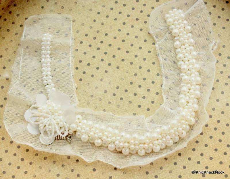 Weiße Perlen-Blumen-Kragen-Applikation Silber-stift-Perlen-Ausschnitt von KnicKnackNook