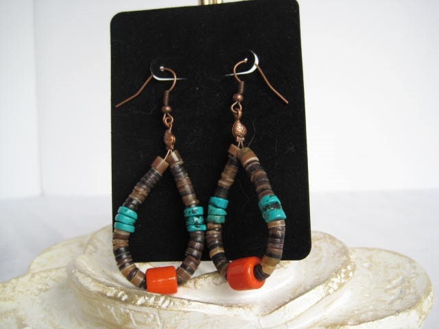 Handgefertigte Ohrringe Mit Türkis Und Shell Heishi Perlen Handgefertigte Ohrringe Mit Türkis Und Shell Heishi Perlen von KnickKnackJewelCo