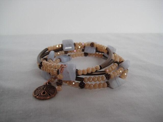 Handgefertigte Wickelarmband Mit Pfirsich Mondsteine, Blauem Achat Und Kupfer Erkenntnisse Handgefertigte Wickelarmband Mit Pfirsich Mondsteine, Blauem Achat Und Kupfer Erkenntnisse von KnickKnackJewelCo