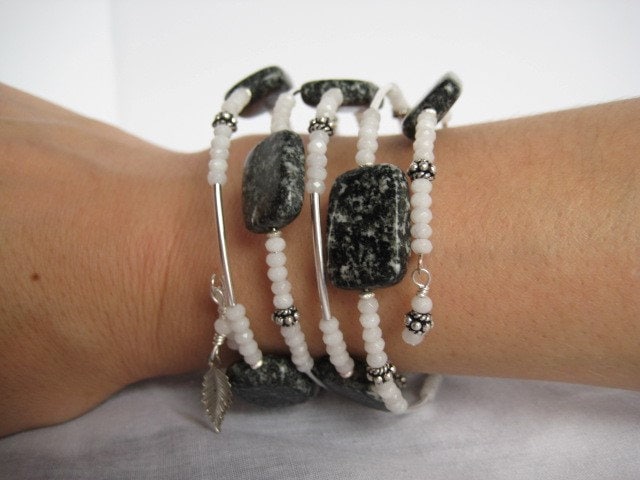Handgefertigte Wickelarmband Mit Weissen Mondsteinen Und Schneeflocken-Obsidian Handgefertigte Wickelarmband Mit Weissen Mondsteinen Und Schneeflocken-Obsidian von KnickKnackJewelCo