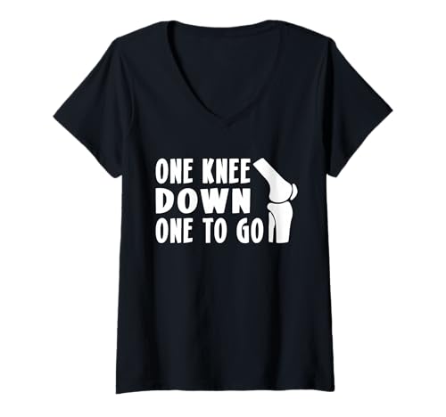 Damen One Knee Down One to Go Knee Replacement Surgery T-Shirt mit V-Ausschnitt Damen One Knee Down One to Go Knee Replacement Surgery T-Shirt mit V-Ausschnitt von Knie Operation Designs Kniegelenkersatz