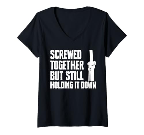 Damen Screwed Together Knee Replacement Surgery T-Shirt mit V-Ausschnitt Damen Screwed Together Knee Replacement Surgery T-Shirt mit V-Ausschnitt von Knie Operation Designs Kniegelenkersatz